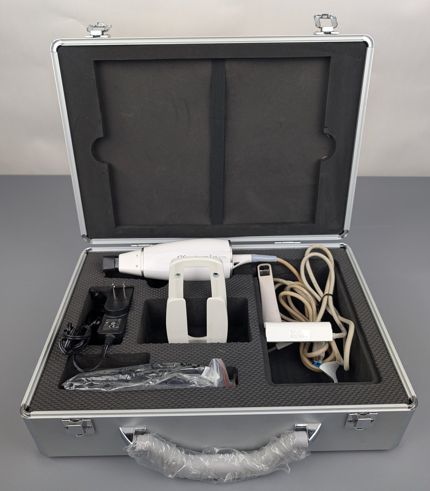Carestream CS 3700 Dental Intraoral Scanner Kit--Tip, Calibration Tool, and Case