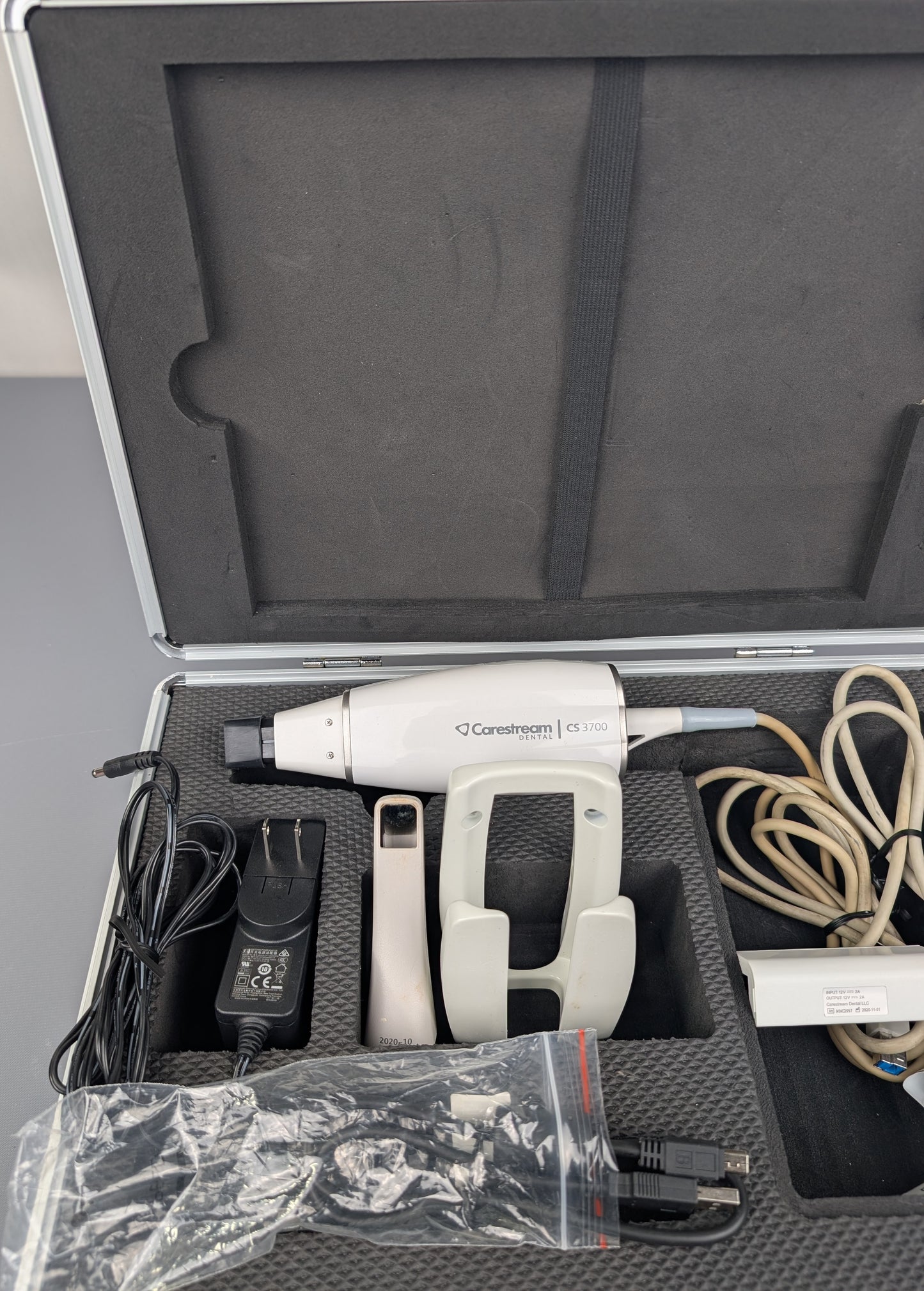 Carestream CS 3700 Dental Intraoral Scanner Kit--Tip, Calibration Tool, and Case